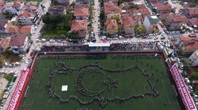 Öğrencilerden hediye bisikletlerle Türkiye haritası