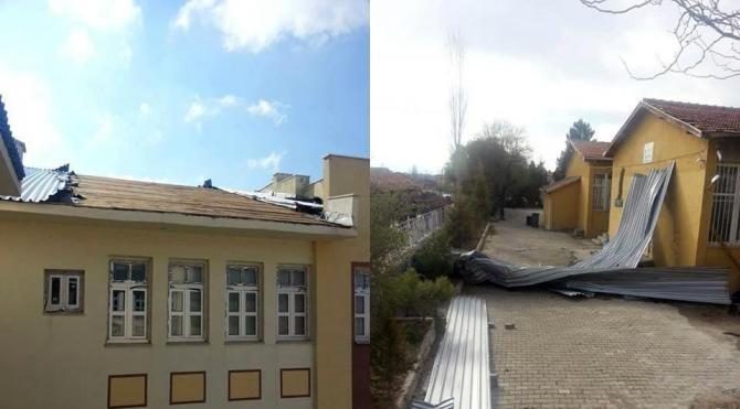 Kayseri&#39;de şiddetli rüzgar, okulun çatısını uçurdu