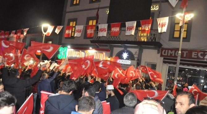 Trabzon&#39;da havai fişekli referandum kutlaması