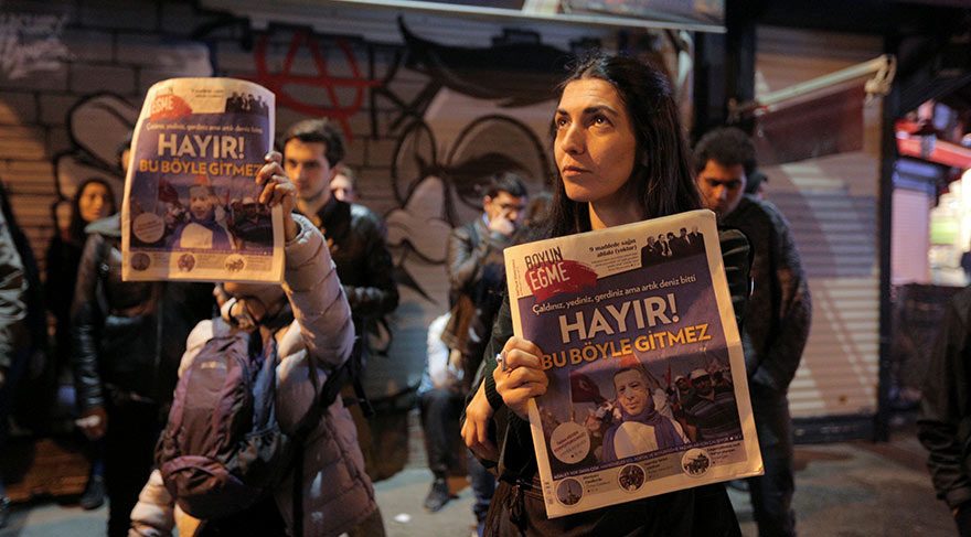 Foto: Reuters Referandum sonuçlarını protesto eden vatandaşlar ellerinde 'Hayır' yazılı broşürlerle sokaklara çıktı