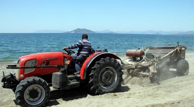 Çalış Plajı&#39;nda traktörle temizlik yapıldı