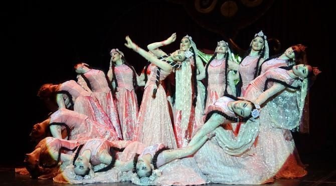 Dağıstan Devlet Halk Dansları&#39;ndan izleyenleri heyecanlandıran gösteri