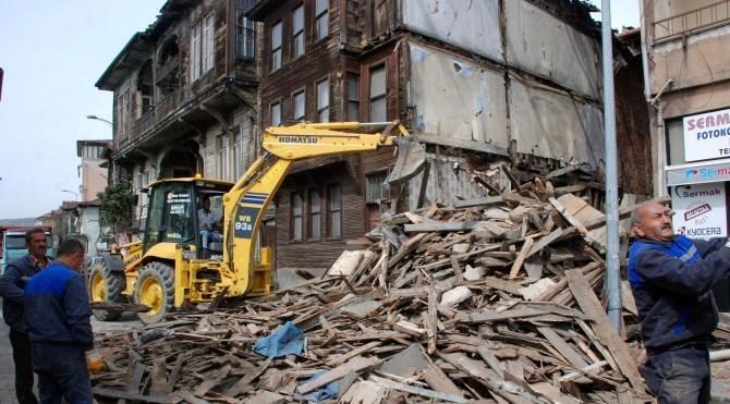 Bartın&#39;da koruma altındaki tarihi ahşap bina yıkıldı