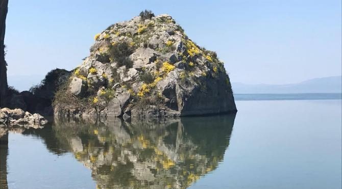 İznik Gölü’ne yansıyan kaya görüntüsü paylaşım rekoru kırıyor