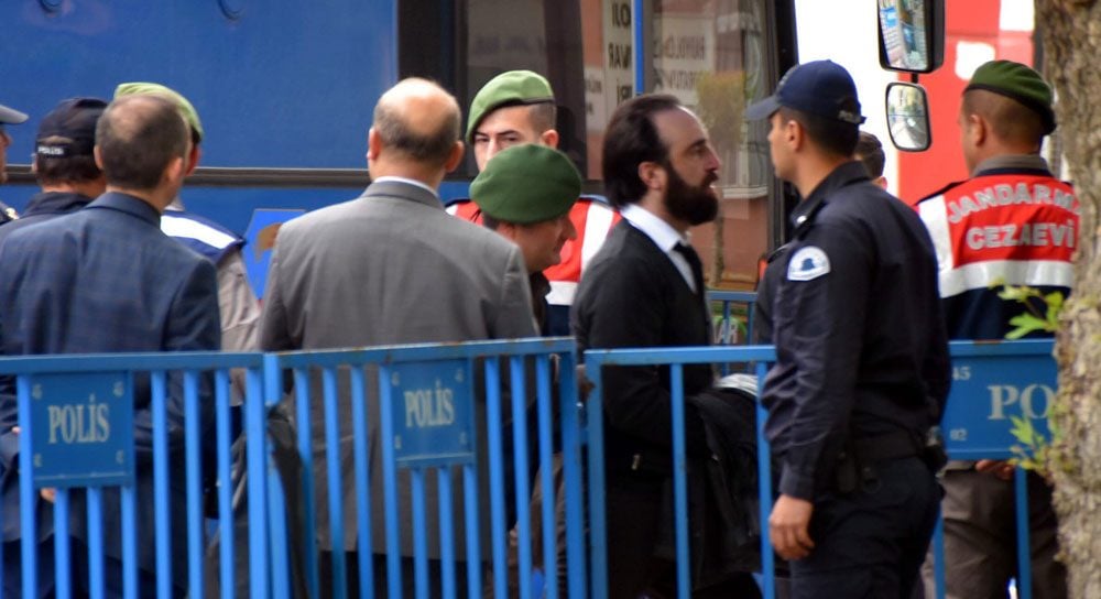 SOMA AŞ Yönetim Kurulu Başkanı Can Gürkan duruşma salonuna böyle getirildi. Fotoğraf: DHA