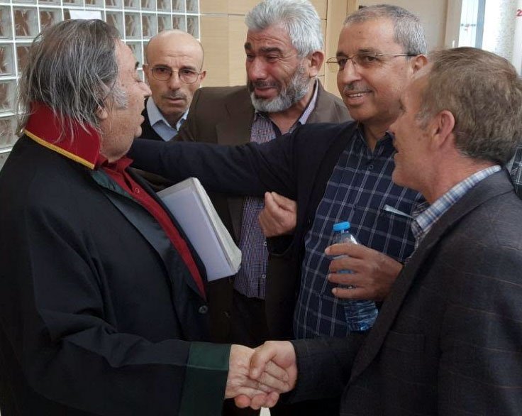 FOTO: Yalçın BEL/ SÖZCÜ - Sanığın ailesi gözyaşları içinde Müjdat Gezen'in avukatına sarıldı.