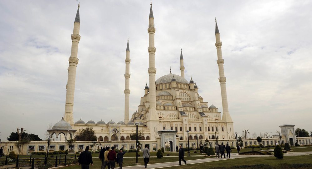 Sabancı Ailesi Adana ile bağlarını hiç koparmadı. Türkiye'nin en büyük camisi Sabancı Merkez Camii 1998 yılında açıldı. Fotoğraf: Depo Photos