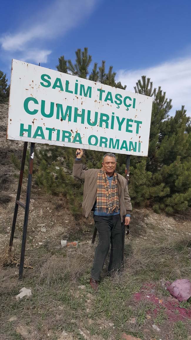 Türkiye’de Salim Taşçı’dan daha fazla hatıra ormanı kuran kişi yok. Fırsat buldukça ormanlarına gidiyor, gölgelerinde soluklanıyor.