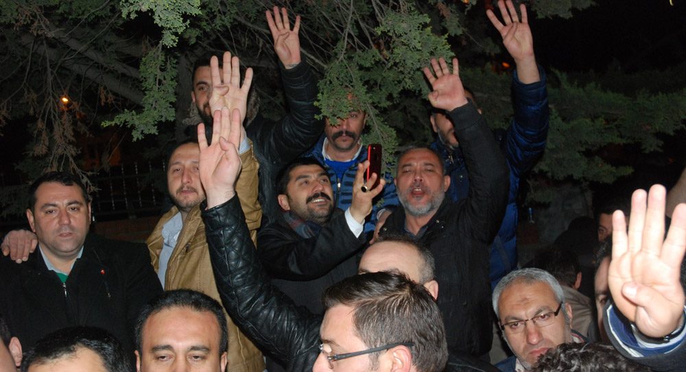 Ülker'in 1 Nisan reklamına tepki göstermek isteyen vatandaşlar Cumhurbaşkanı Recep Tayyip Erdoğan'ın Üsküdar Kısıklı'daki evinin önüne gitti. Fotoğraf: İHA