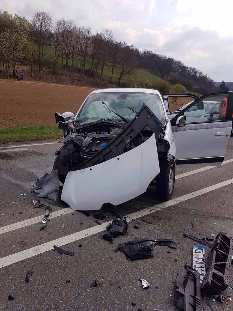 Kazada, Türkler’in içinde bulunduğu Audi ile karşı yönden gelen Renault Twingo çarpıştı. İki araç da kullanılamaz hale geldi. 