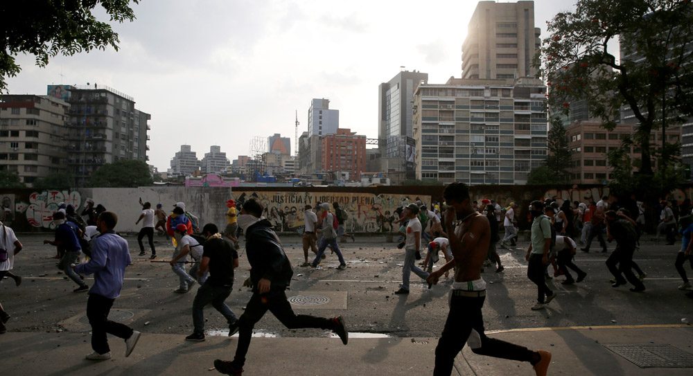 Venezuela'da halk ekonomi politikalarını protesto etmek için sokaklara döküldü. Fotoğraf: Reuters