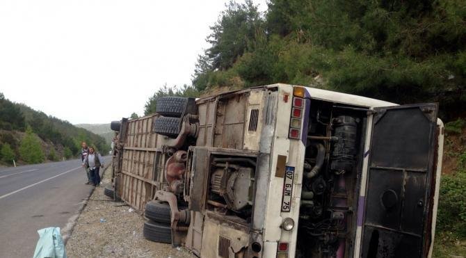 Antalyaspor taraftarını taşıyan otobüs devrildi: 3 yaralı
