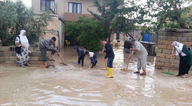 Mardin&#39;de yağmur, su baskınlarına neden oldu