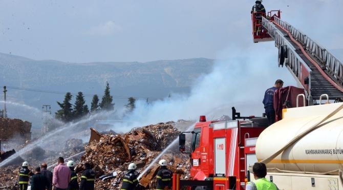 Kahramanmaraş&#39;ta atık kağıt fabrikasında yangın