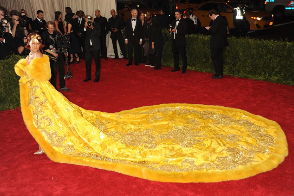 2015'teki Met Gala'da Guo Pei tasarımı giyen Rihanna uzun süre sosyal medyada dalga konusu olmuştu.