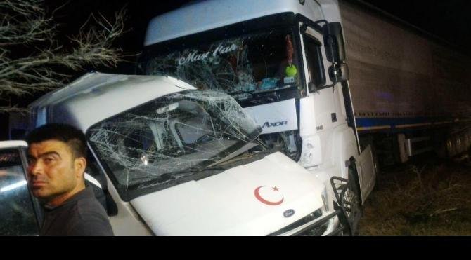 Kırıkkale&#39;de minibüse TIR çarptı: 2 ölü, 1 yaralı