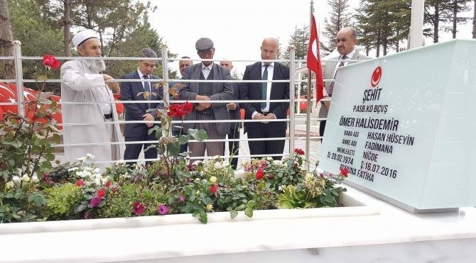Şehit kaymakamın babası, Ömer Halisdemir&#39;in mezarını ziyaret etti