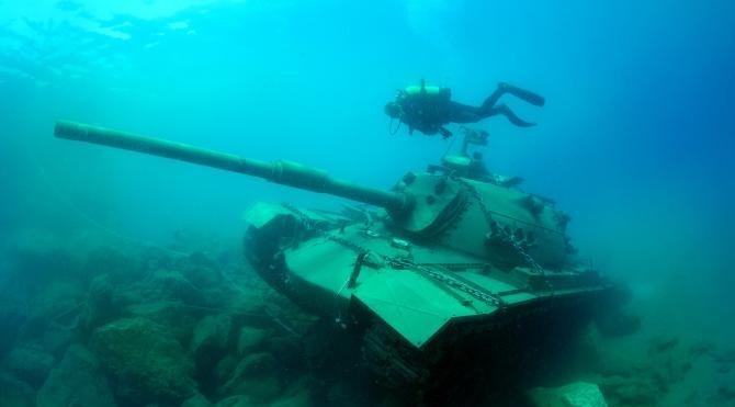 45 tonluk tank Güvercin Adası&#39;na taşınarak yeniden batırıldı
