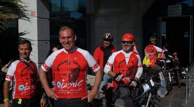 İzmirli bisikletçiler Ayvalık&#39;tan Yunan adalarına geçti
