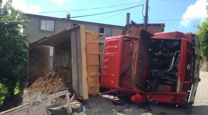 Zonguldak&#39;ta toprak yüklü kamyon devrildi