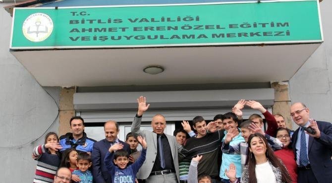 Bitlis Emniyet Müdürü&#39;nden engelli öğrencilere ziyaret