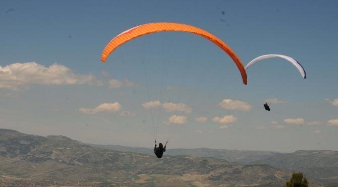 Turhal&#39;da uluslararası yamaç paraşütü yarışması