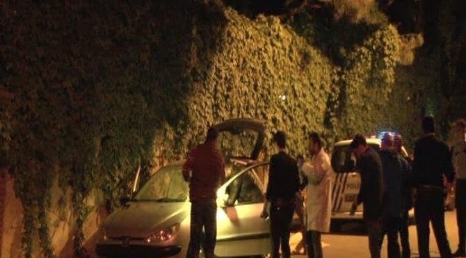 Üsküdar&#39;da otomobilin içerisinde erkek cesedi bulundu