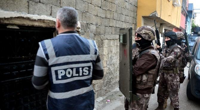 Adana&#39;da aranan 15 kişi yakalandı
