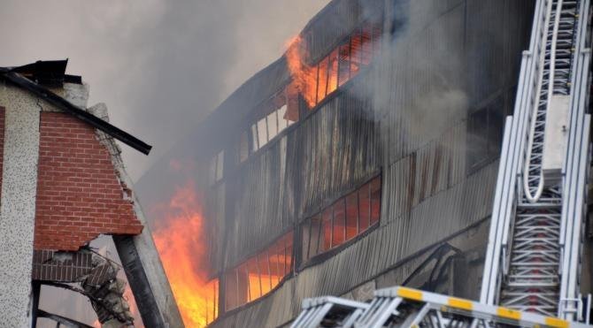 Trabzon&#39;da mobilya fabrikası yandı (3)