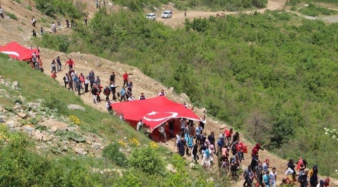 Şemdinli&#39;de geleneksel Goman Dağı Yürüyüşü yapıldı
