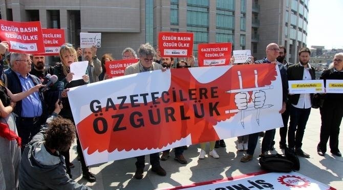 Adliye önünde tutuklu gazeteciler için özgürlük eylemi