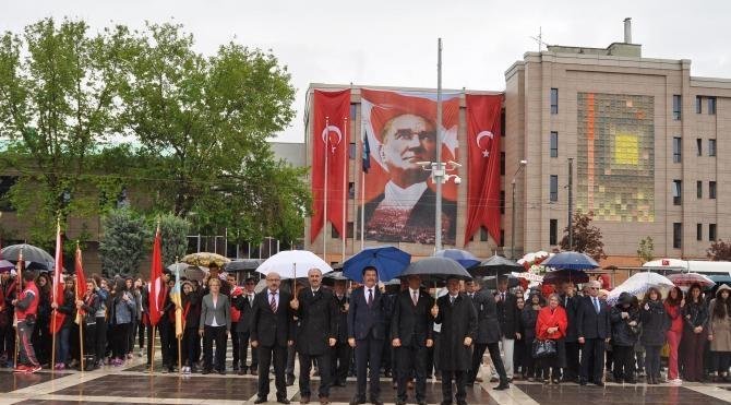 Eskişehir&#39;de yağmur altında 19 Mayıs töreni