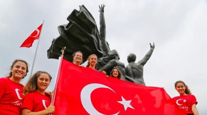 Antalya&#39;da 19 Mayıs kutlamasında liseliler &#39;İzmir Marşı&#39;nı söyledi