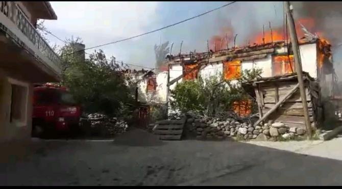 Gümüşhacıköy&#39;de iki katlı ev alev alev yandı