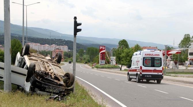Bolu&#39;da hafif ticari araç otomobille çarpıştı: 1 yaralı