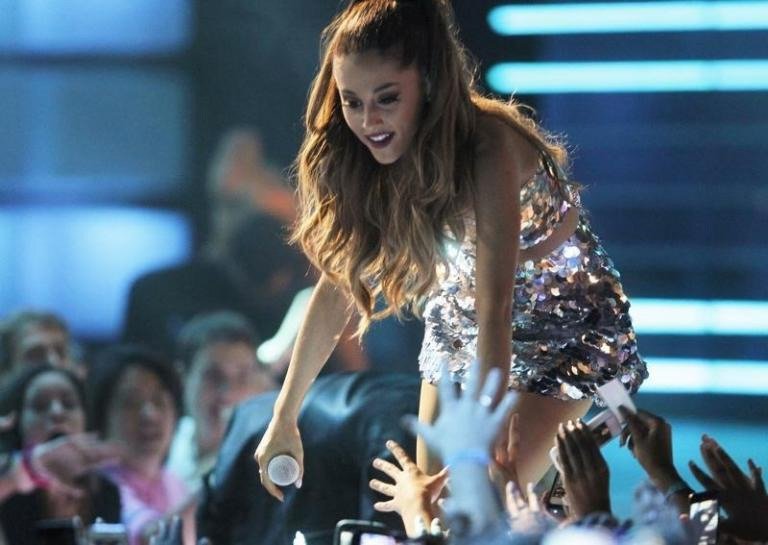 FOTO:Reuters/ ABD'li pop şarkıcısı Ariana Grande geçmişte verdiği bir konser sırasında hayranlarıyla birlikte...