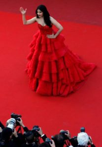 Aishwarya Rai Bachchan / Geçtiğimiz gün mavi elbisesi ile Sindrella, dün ise kırmızı Ralph and Russo kıyafeti ile adeta bir Pamuk Prenses’i andırıyordu. Özellikle son iki günün en şık kadını diyebiliriz Bachchan için… 