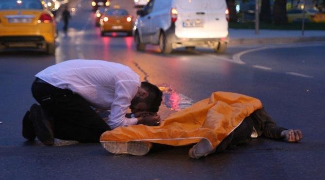 Fatih&#39;te motosiklet kazası: 1 ölü,2 yaralı