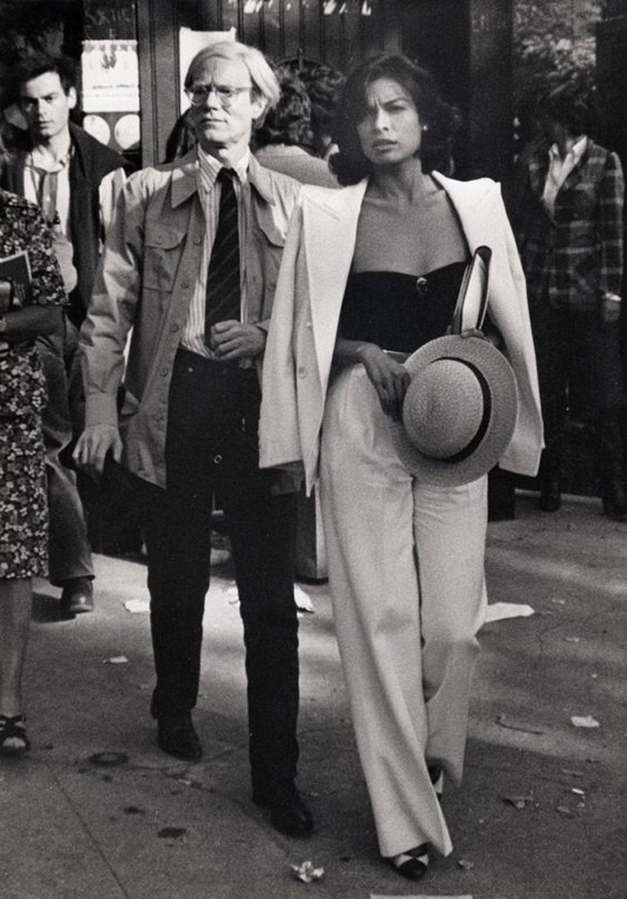 BIANCA JAGGER: Maskulen giyim tarzıyla bilinen Bianca Jagger, en ikonik isimlerden biri. Genelde pantolon-ceket takımları tercih eden Jagger, giyim tarzını hiç değiştirmedi.