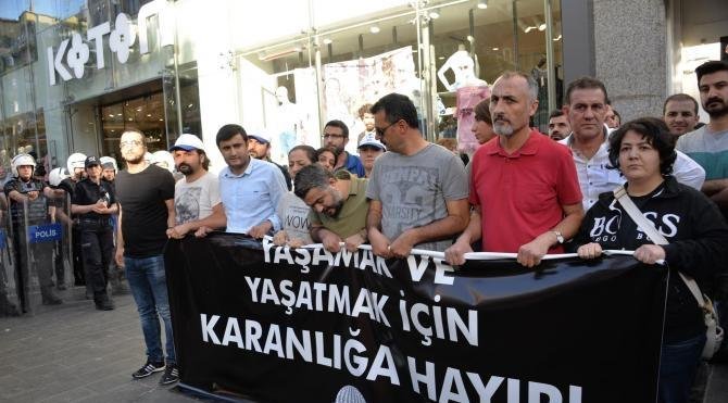 Diyarbakır&#39;da izinsiz açıklamaya polis müdahalesi: 30  gözaltı