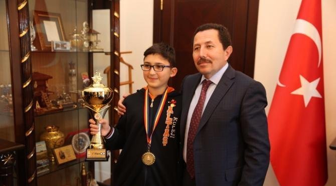 Vali Balkanlıoğlu Enes&#39;i ödüllendirdi
