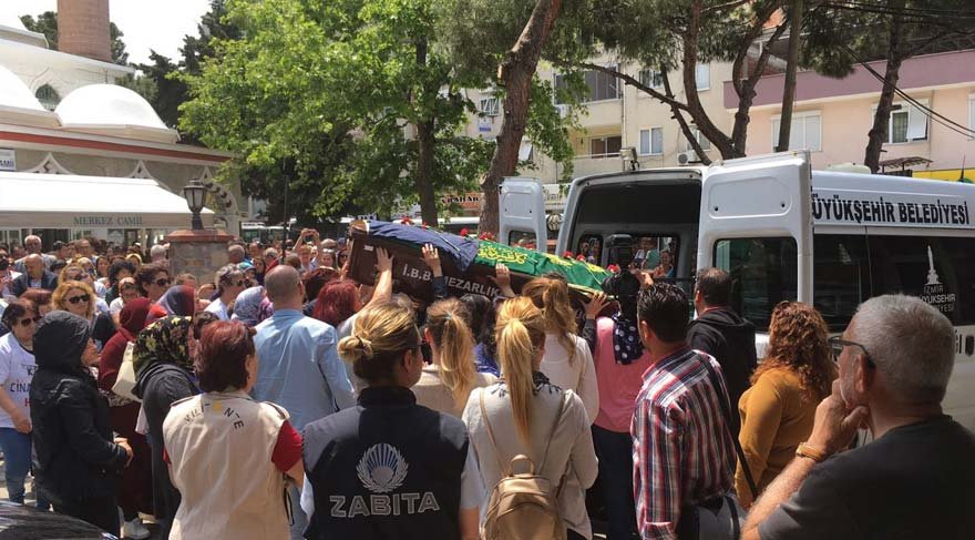 cenazesini-kadinlar-tasidi