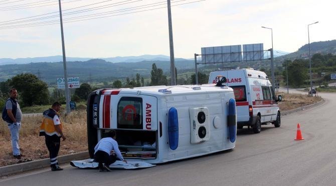 Çanakkale&#39;ye hasta nakli yapan ambulans devrildi