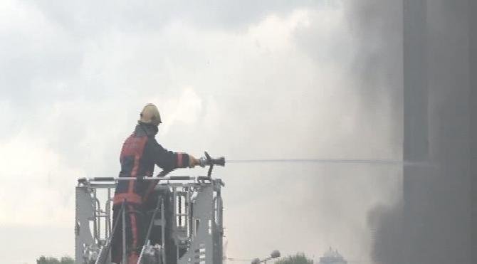 İkitelli&#39;de TEM Otoyolu yakınındaki yağ deposunda yangın çıktı(GENİŞ)