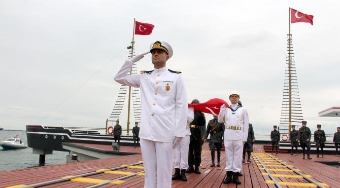 Atatürk&#39;ün Samsun&#39;a çıkmasını temsil eden bayrak, törenle karaya çıkartıldı