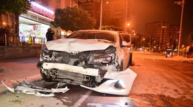 Adana&#39;da iki otomobil çarpıştı: 1 ölü, 1 yaralı