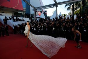 Kendall Jenner / Kırmızı halıda adeta bir tavuskuşu gibiydi. Giambattista Valli imzalı haute couture elbisesi ve Chopard takılarıyla oldukça güzel görünüyordu… 
