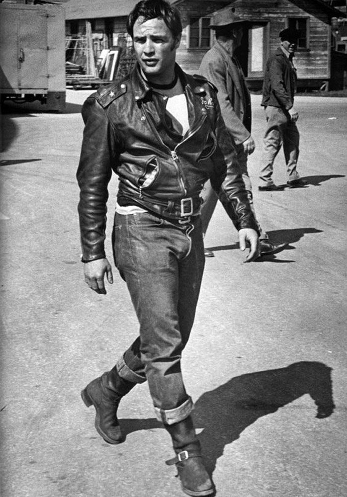 MARLON BRANDO: Her daim şık, her daim tarz... Takım elbise giydiğinde yakışıklı, motorcu stiline büründüğünde havalı bir görünüme sahip olan Brando, özellikle deri ceketi ve botlarıyla ikonikleşmişti...