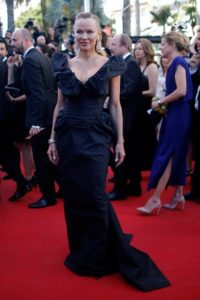 Pamela Anderson / Fotoğrafa birkaç kez baktıktan sonra “Gerçekten Pamela” diyorsunuz. Arkaya taradığı saçları ve siyah elbisesi ile Cannes Film Festivali’ne katılan Anderson oldukça yaşlı görünüyordu. Lakin bunda tercih ettiği kıyafetin, makyajın ve o anlamsız saç modelinin de etkisi büyük…