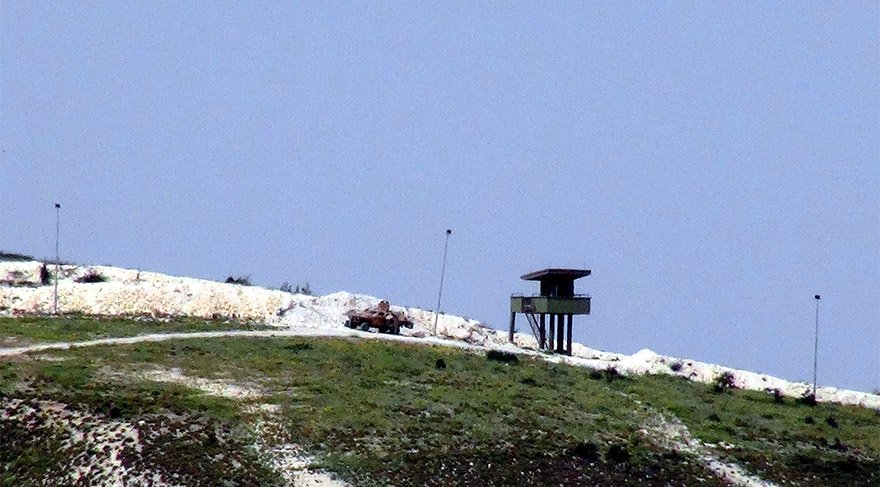 FOTO: DHA/ Terör örgütü PKK'nın uzantısı PYD denetimindeki Afrin bölgesinden hudut karakollarına yönelik saldırıların ardından, TSK tarafından sınır hattında önlemler artırıldı. Güvenlik amacıyla duvar örülmesine devam edilen sınır hattına yeni yollar açılırken, kritik noktalara da zırhlı araçlar konuşlandırıldı.